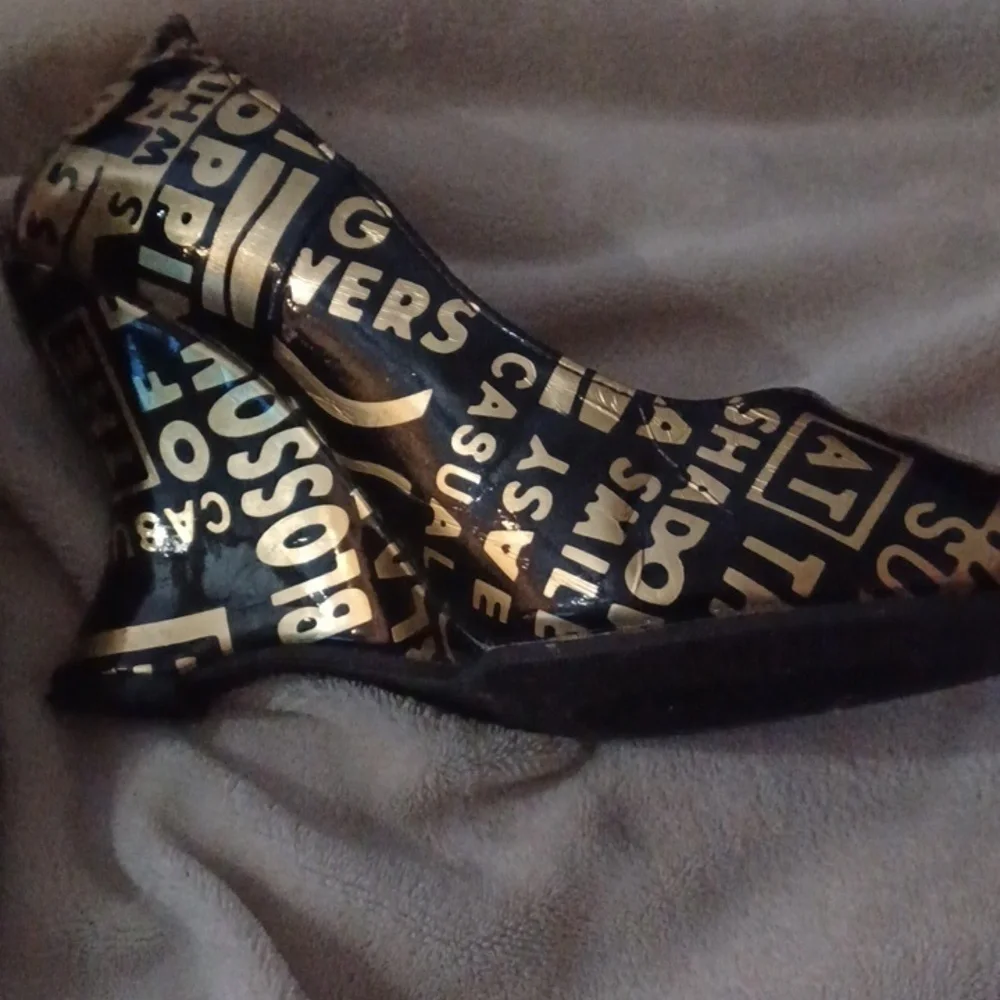 Prima de Amore Wedges, black & gold, printed, patent leather look, sz 7